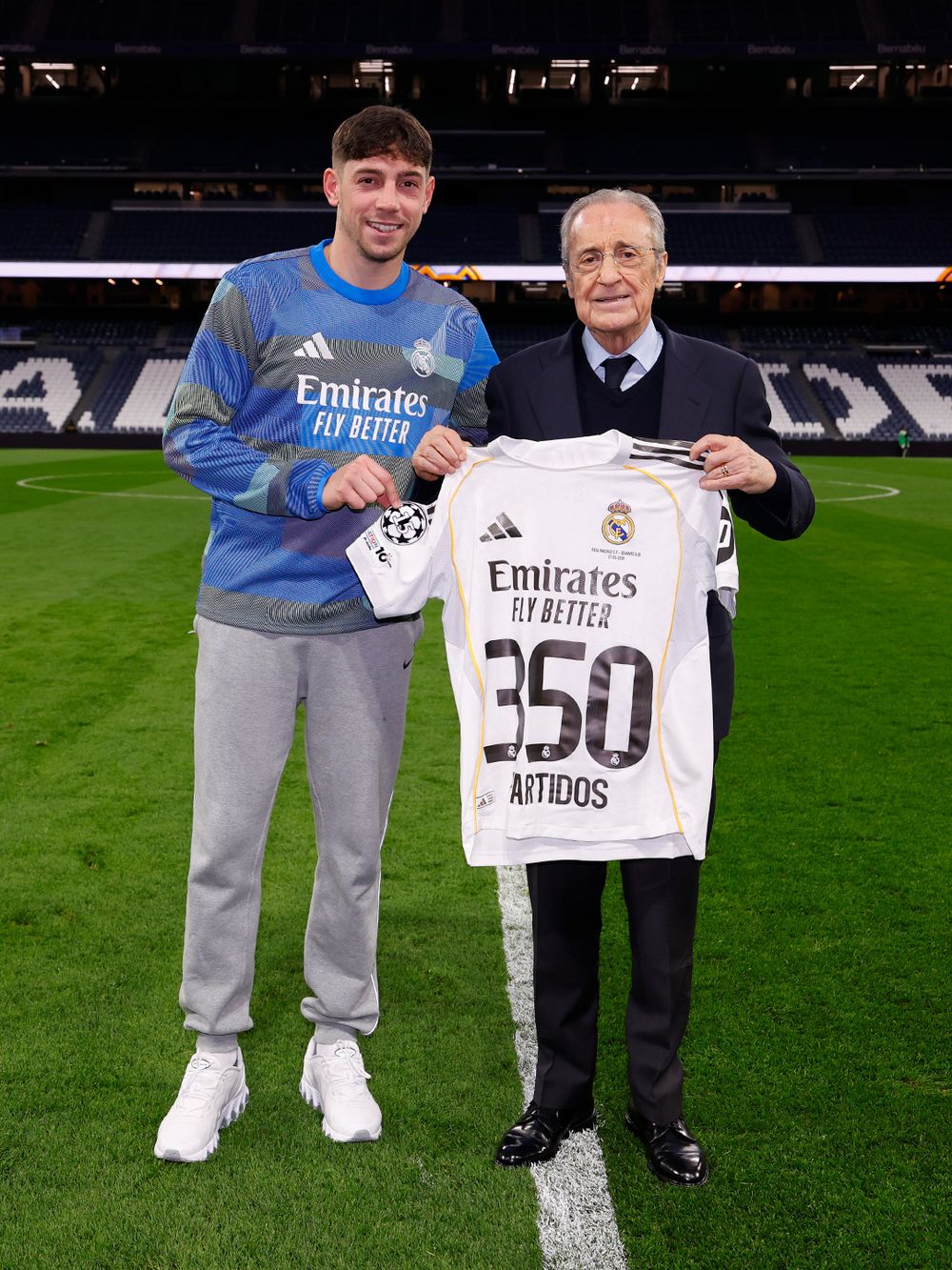 Federico Valverde recibió del presidente Florentino Pérez la camiseta por sus 350 partidos en Real Madrid