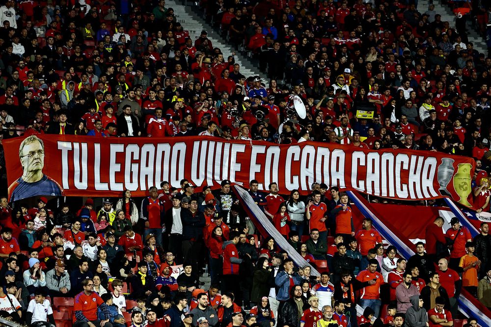 Aficionados de Chile asisten a un partido por las eliminatorias a la Copa Mundial 2026 entre Chile y Uruguay en el Estadio Julio Martínez Prádanos, en Santiago Aficionados de Chile asisten a un partido por las eliminatorias a la Copa Mundial 2026 entre Chile y Uruguay en el Estadio Julio Martínez Prádanos, en Santiago