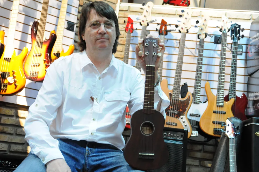 José Coutinho con el único ukelele que le quedó en stock (por las dudas, no lo vende)