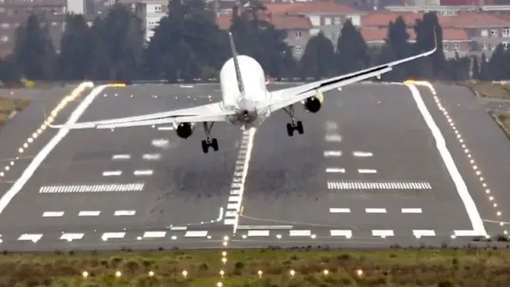 Un avión aterriza con dificultad por los vientos en el aeropuerto de Bilbao, en febrero pasado.