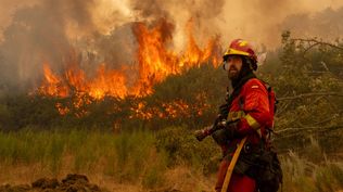 Un efectivo de la Unidad Militar de Emergencias (UME) en la localidad de A Espasa, en Chandrexa de Queixa (Ourense). EFE