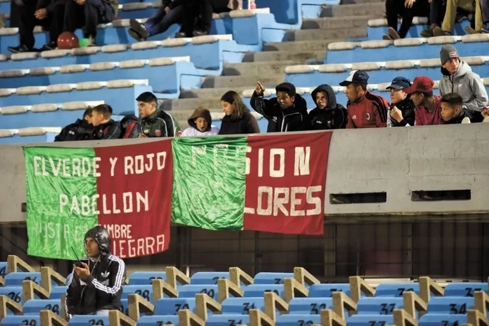 Boston River se estrenó en el Centenario, en partidos en 1ª A y sus hinchas no se perdieron el histórico partido ante Peñarol