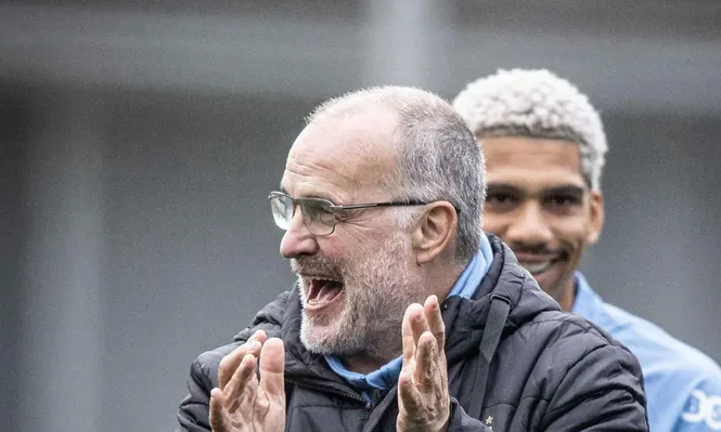 Marcelo Bielsa terminó la práctica de la selección uruguaya a las carcajadas, ante la mirada atenta de Ronald Araujo