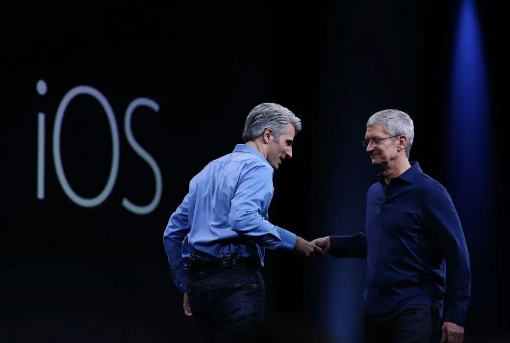El CEO de Apple Tim Cook y Craig Federighi, vice presidente de ingeniería de software se dan la mano antes de que Federighi presentara las novedades
