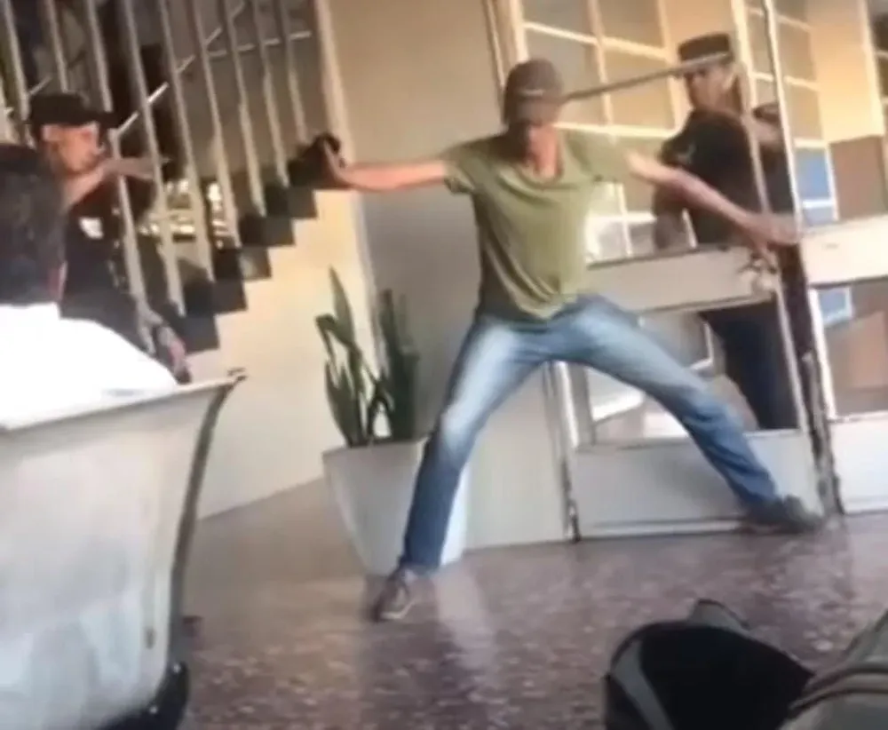 Una persona se desacató y le sacó el arma a un policía