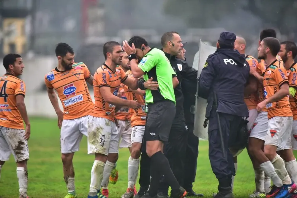 Fuentes se toca la frente, producto del golpe de Perujo, Camargo lo asiste