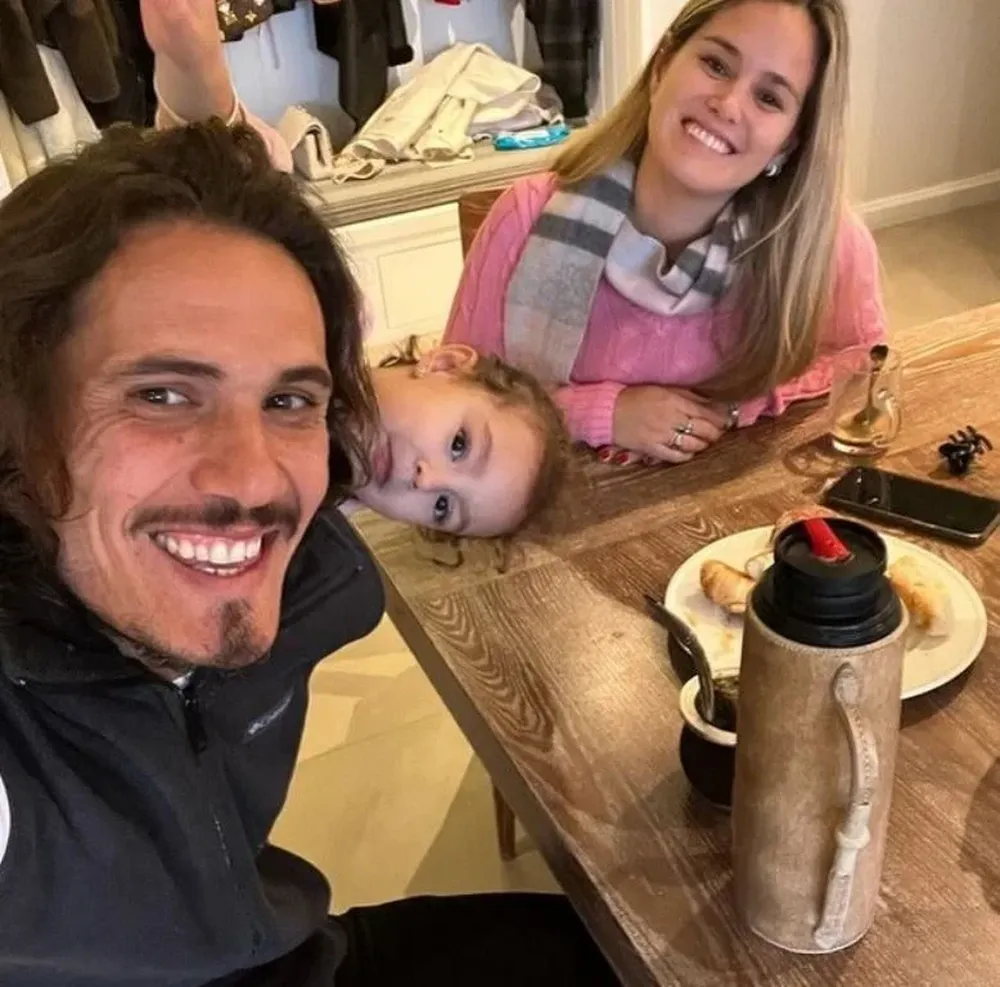 Edinson Cavani con su esposa y su hija India descansando en Salto