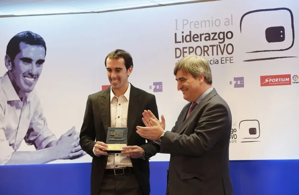 Godín con su premio