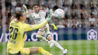 Federico Valverde de Real Madrid ante Maarten Vandevoordt, el arquero de Leipzig que le sacó un gol increíble por la Champions League
