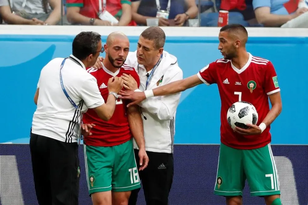Noureddine Amrabat es asistido tras su golpe