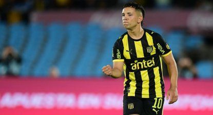 Leonardo Fernández celebra el título de Peñarol en la Supercopa Uruguaya 2026