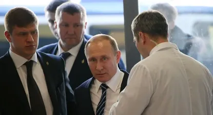 El presidente de Rusia, Vladimir Putin, rodeado por su equipo de seguridad