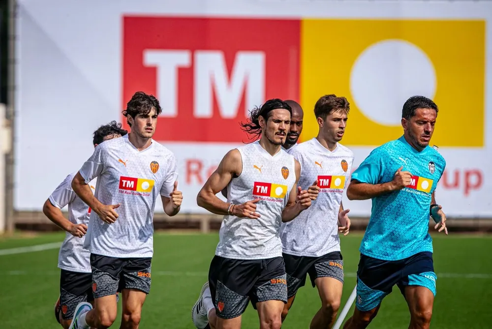 Edinson Cavani comenzó la pretemporada en Valencia