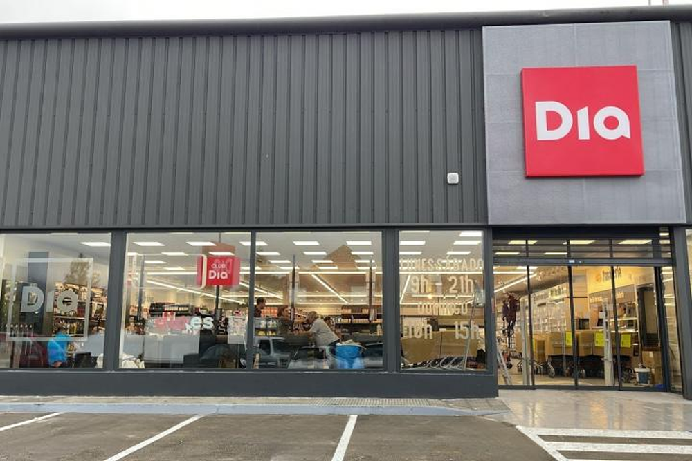 Fachada de un supermercado Día