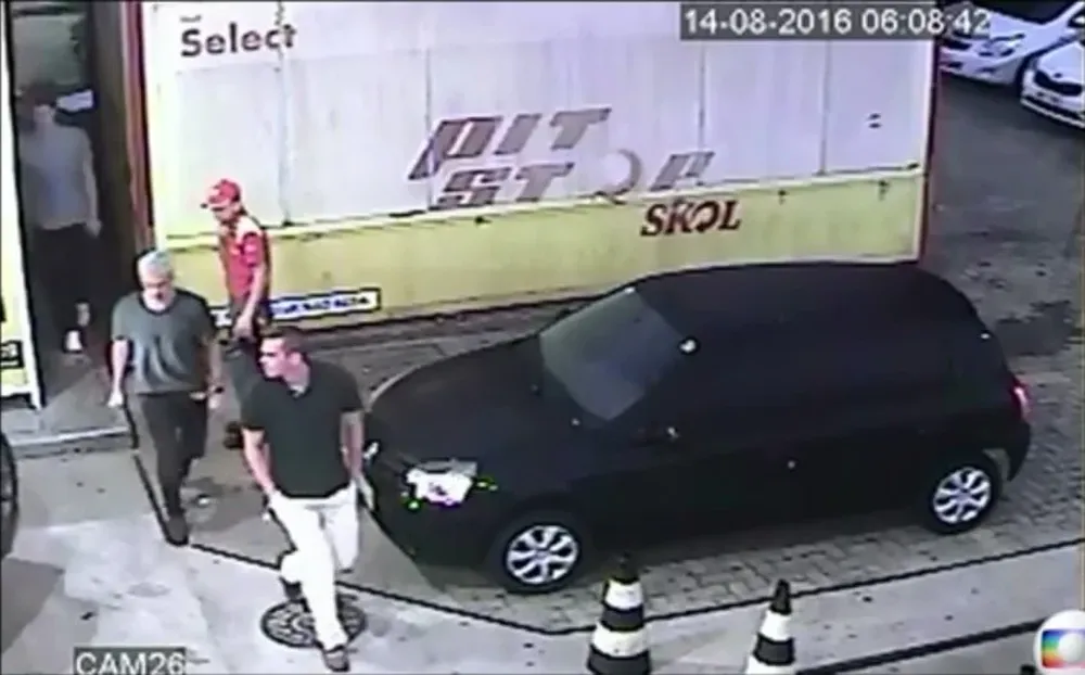 El momento en que los nadadores son expulsados del baño de la gasolinera