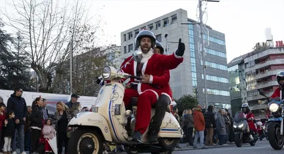 Varios moteros disfrazados, durante la Papanoelada Motera 2023 en Vigo.
