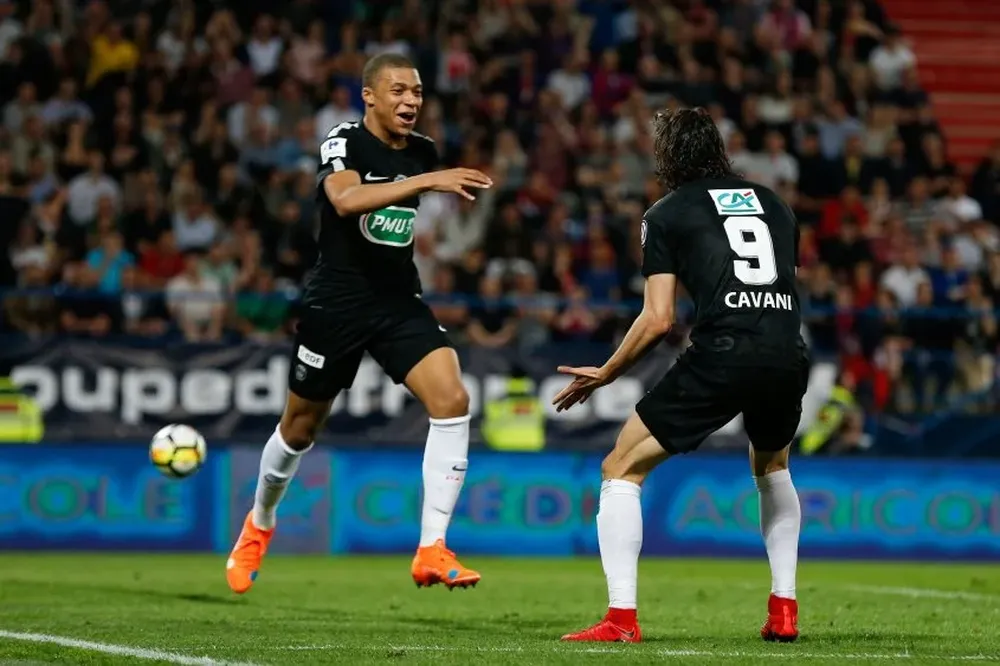 Kylian Mbappé y Edinson Cavani