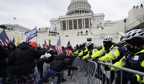 Tras ser indultados por Trump, miembros de los Proud Boys demandan al gobierno de EEUU por U$S100 millones por sus condenas por el asalto al Capitolio