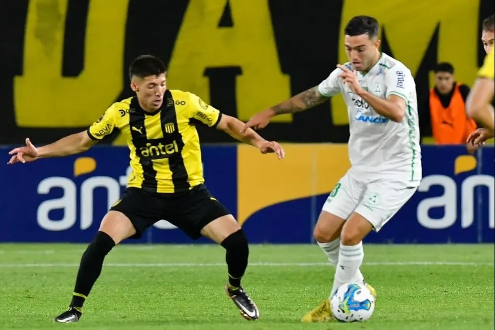 Damián García de Peñarol en la marca ante Plaza Colonia