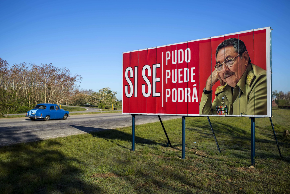 Valla con la imagen de Raúl Castro cuando fue presidente