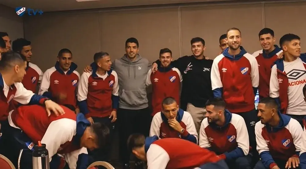 Luis Suárez en la visita a Nacional en Porto Alegre y la foto con Daniel Bocanegra