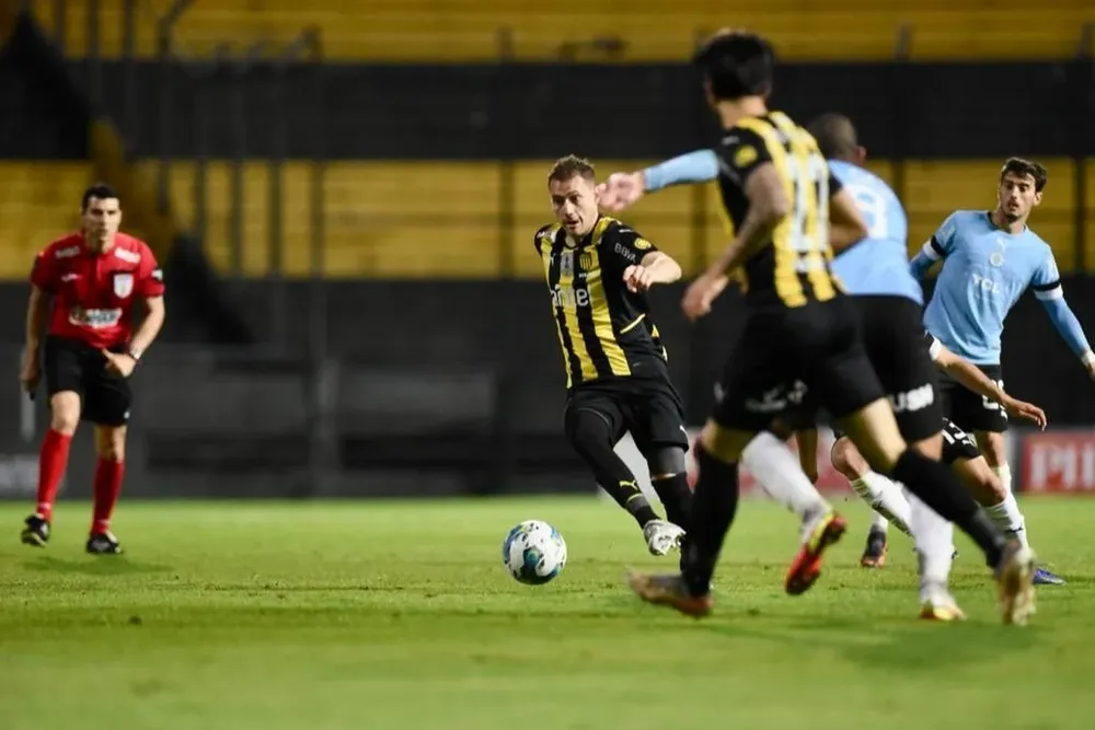 Sebastián Cristóforo con la pelota