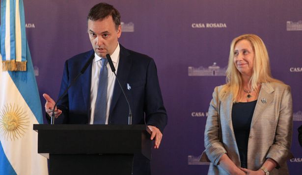 Karina Milei se quedó sin opciones y ungió a Manuel Adorni como candidato en la Ciudad