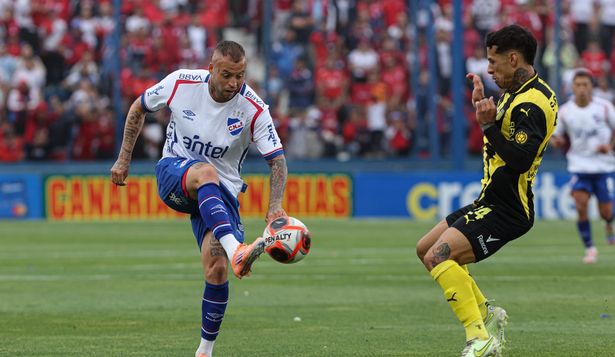 Nicolás López de Nacional ante Jesús Trindade de Peñarol por la final de la Liga AUF Uruguaya