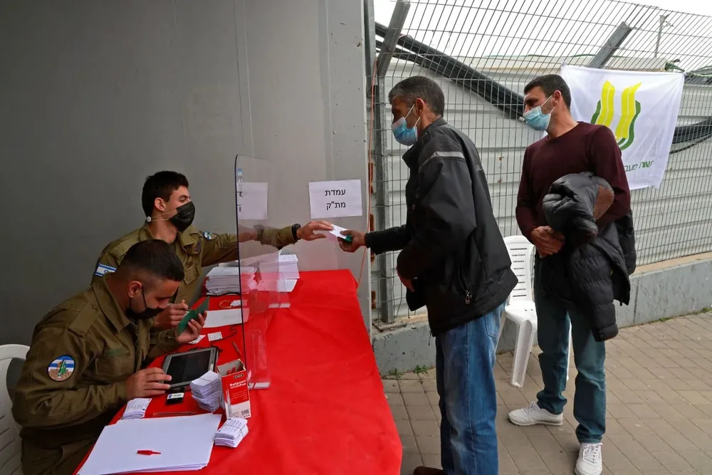 Vacunación de palestinos en puestos fronterizos de Cisjordania