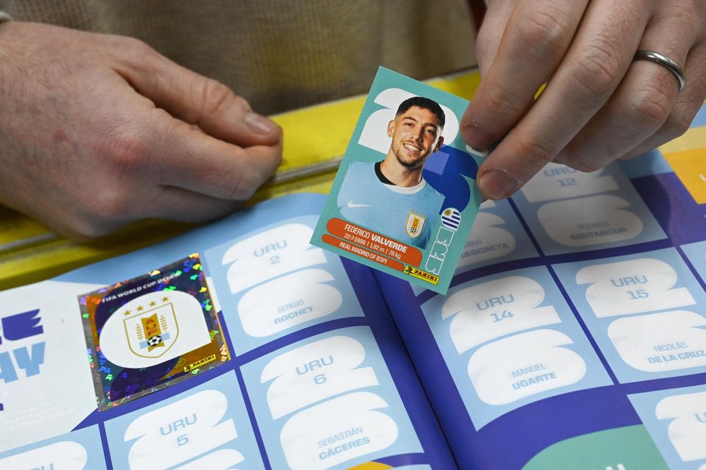 Escuelas, oficinas, plazas y centros comerciales son algunos de los lugares donde miles de personas de distintas edades intercambian en Uruguay los cromos del Mundial 2026 para llenar su álbum
