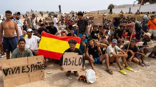 Un grupo de inmigrantes, concentrados este domingo en la playa del Trampolín (Ceuta) para solicitar que España les conceda el asilo político.&nbsp;