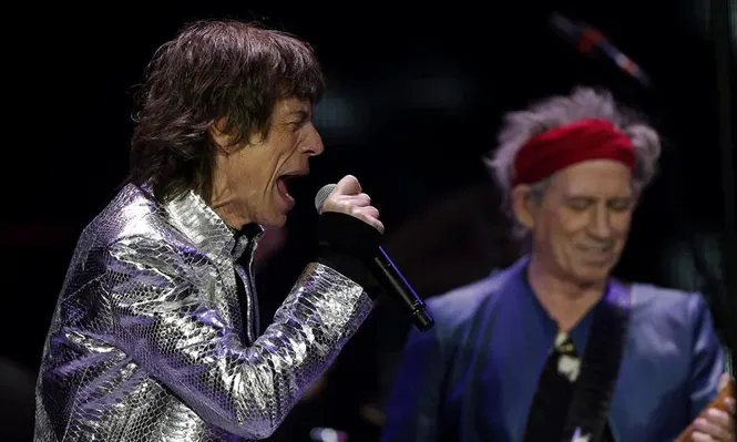 Inglaterra- El vocalista de The Rolling Stones, Mick Jagger y el guitarrista Keith Richards en concierto