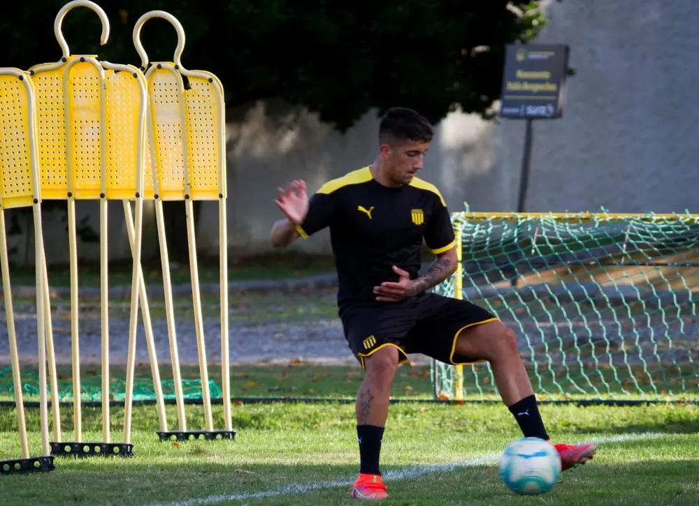 Cristian Olivera ya entrenó con sus compañeros de Peñarol en Los Aromos