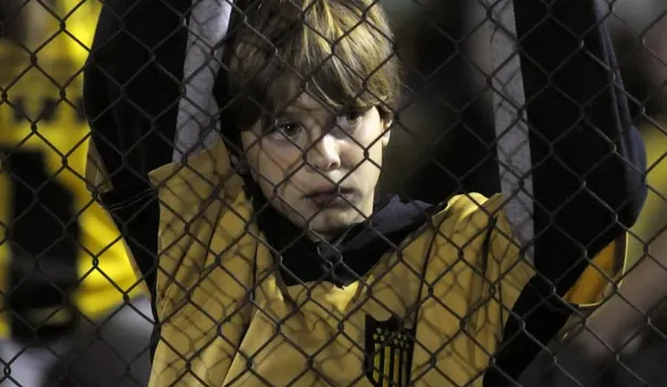 Rentistas regala hamburguesas a hinchas de Peñarol