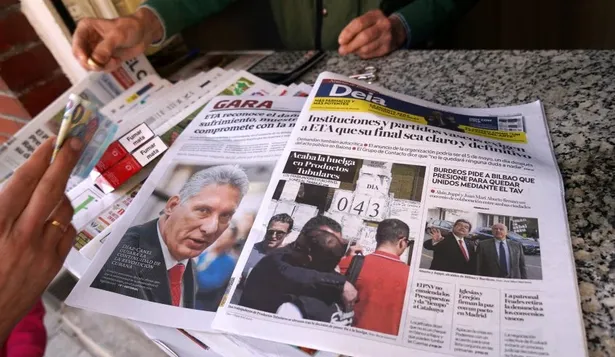 Diario en un quiosco de Portugalete muestra en la portada la declaración del grupo separatista vasco ETA