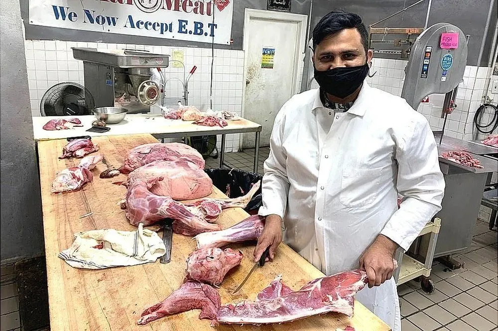 Shakeel Anjum trabaja en el Mercado de Carne Al Noor