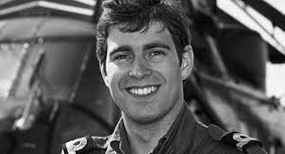 El ex príncipe Andrés, junto a un helicóptero Sea King durante la Guerra de Malvinas en 1982.