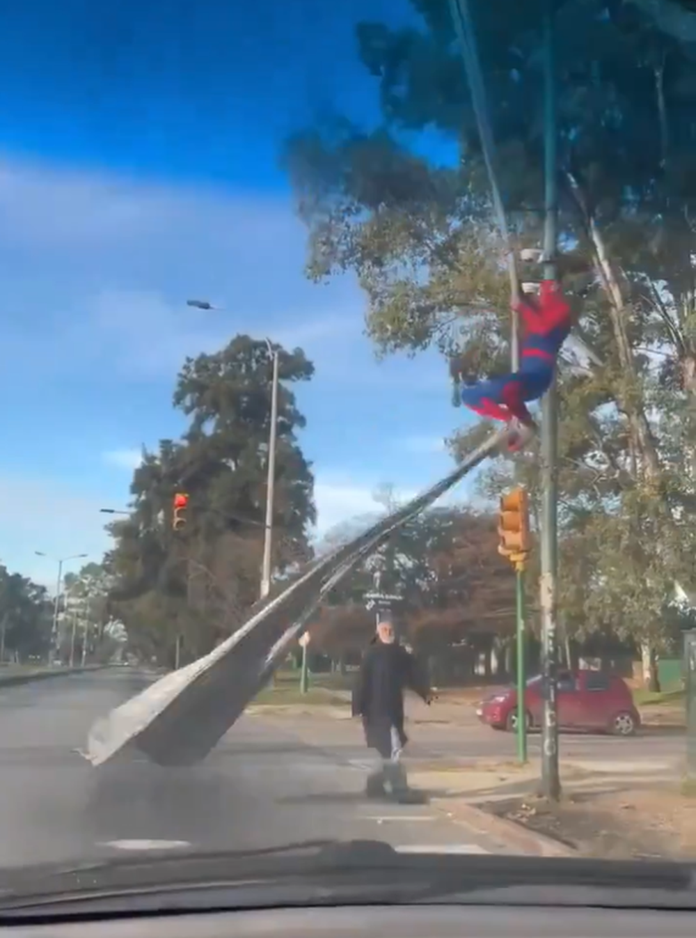 Captura del video del Hombre Araña uruguayo