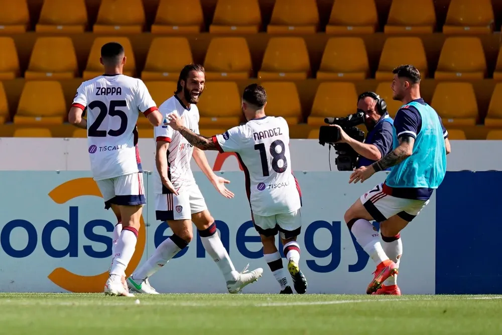 Todo tuyo le dice Pavoletti a Nández