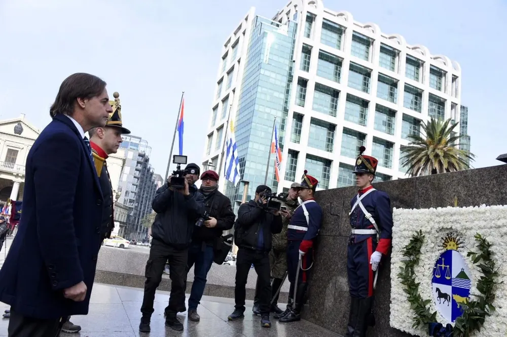 Luis Lacalle Pou en Plaza Independencia en conmemoración del Natalicio de Artigas del 2023