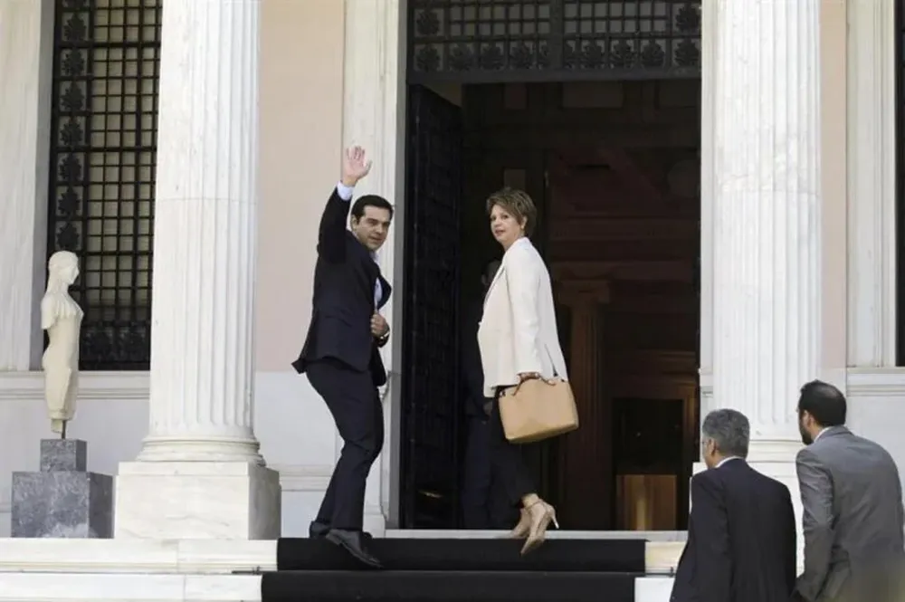 El primer ministro griego, Alexis Tsipras, junto a la vocera de gobierno, Olga Gerovasili