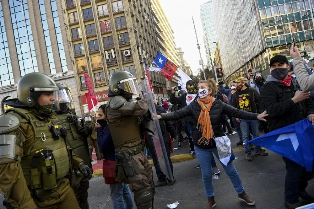 Policia y manifestantes chocaron en las afueras de donde se desarrollaba la primera sesión constituyente