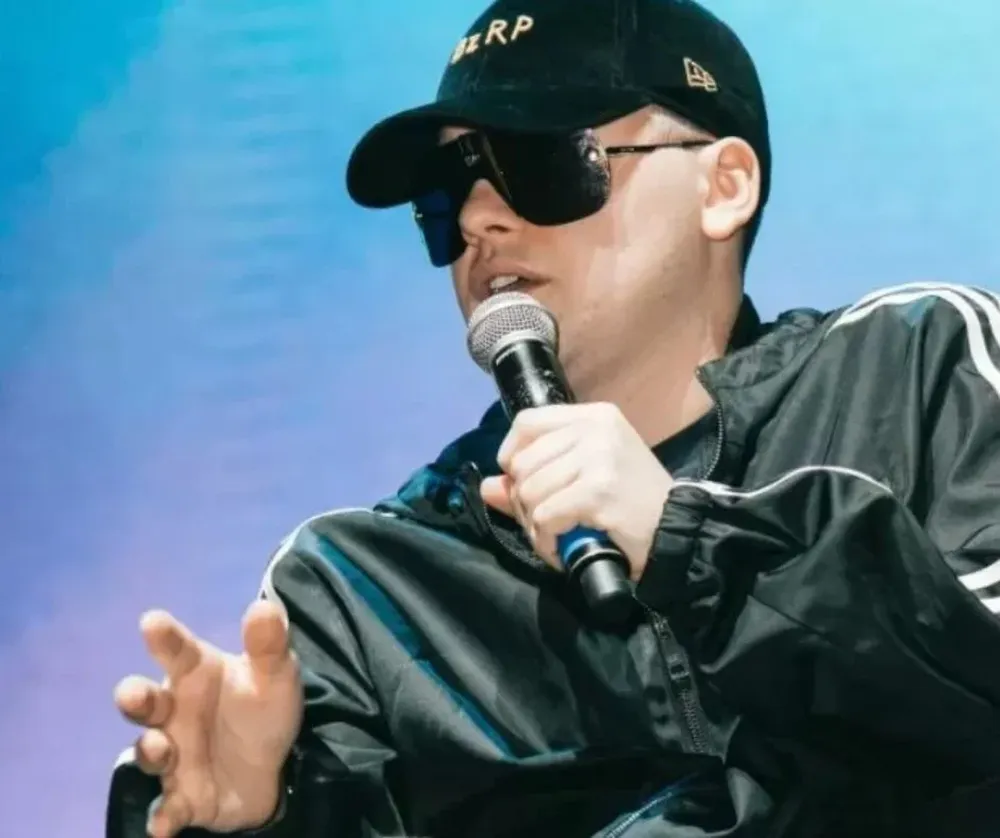 Bizarrap lanza a la venta su particular gorra.