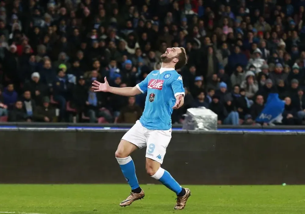 Gonzalo Higuaín hace delirar a Napoli; el sábado hizo dos