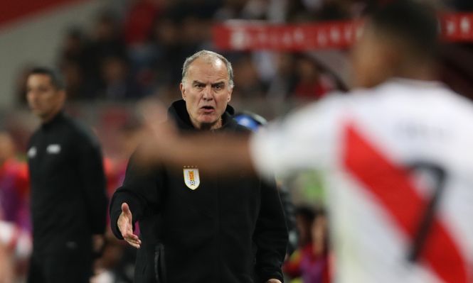 Marcelo Bielsa, técnico de la selección de Uruguay en el partido contra Perú