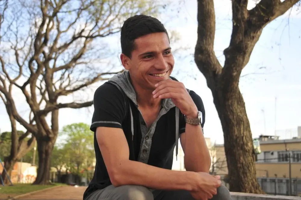 Fernando Arismendi en la plaza John Lennon, su presente le sonríe