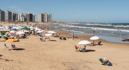 Bañistas toman el sol en Playa Brava este martes, en Punta del Este.