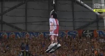 El muñeco de Valbuena que subieron los hinchas de Marsella