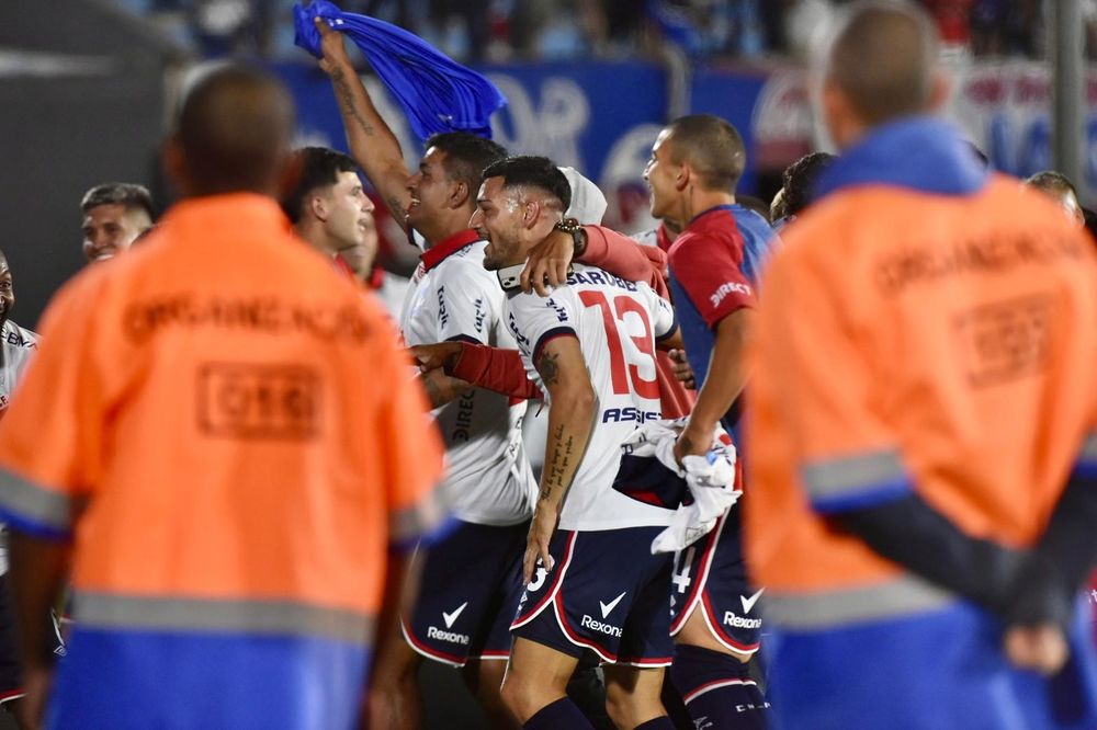 Festejo de Nacional tras ganar el clásico de la Supercopa