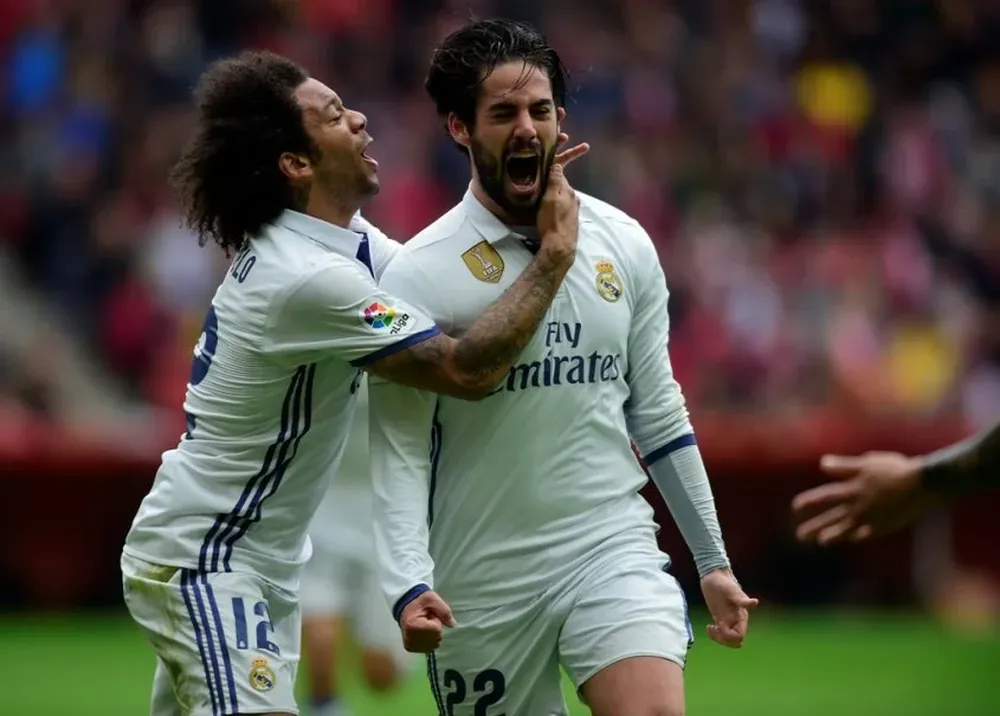 Isco, que marcó el gol de la victoria, celebra junto a Marcelo